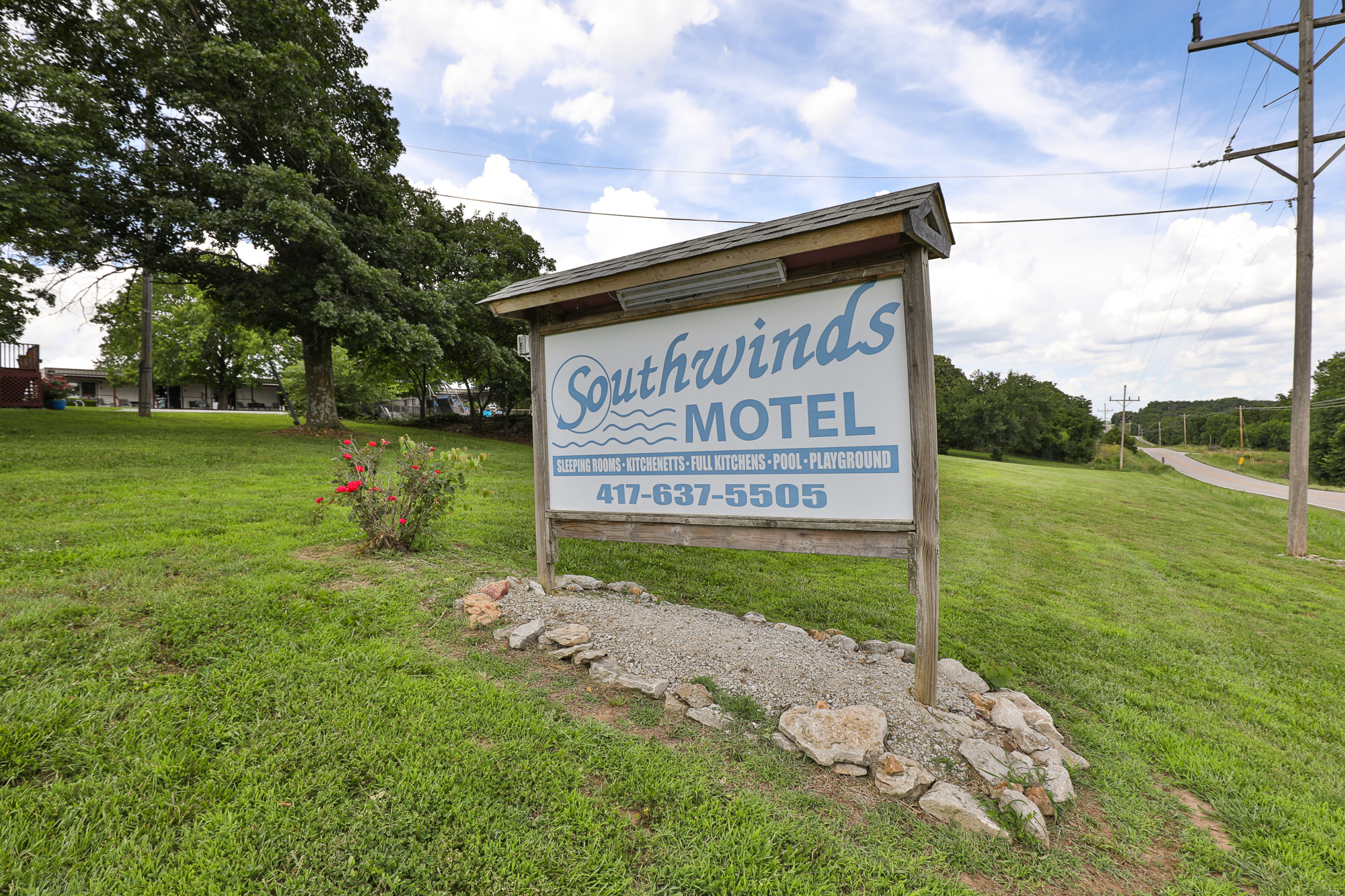 Southwinds Motel exterior and driveway